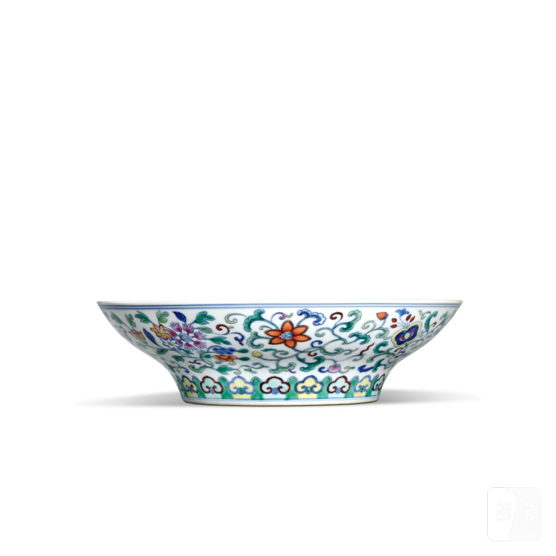 A doucai 'anbaxian' ogee dish, Seal mark and period of Qianlong | 清乾隆 闘彩暗八仙紋折腰盤 《大清乾隆年製》款 - 图1